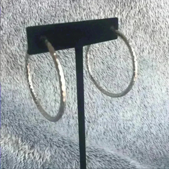 Rivka Friedman RhodiumHammered Satin Hoop Earrings NWT - Picture 6 of 6